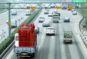 內(nèi)環(huán)高速連應(yīng)急車(chē)道也被社會(huì)車(chē)輛占用著，3月嬰兒最后病重離世