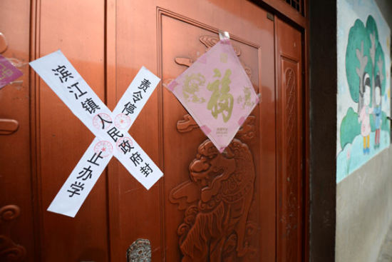 貴溪市濱江鎮(zhèn)春蕾幼兒園大門被貼上封條（2012年12月25日攝）。 攝影：新華社記者 周科