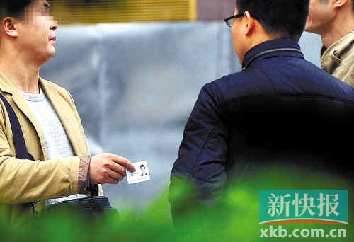 在進行了近半個月暗訪調(diào)查中，有證販子告訴記者稱，二代身份證買賣已形成產(chǎn)業(yè)鏈，不僅貨源穩(wěn)定，生意也是相當紅火?！稣褟V場附近，一名男子正向記者兜售二代身份證。
