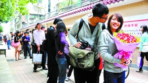 2011年11月11日，越秀區(qū)民政局，登記結(jié)婚的隊伍排了足有一百米長（資料圖片）。　記者黃澄鋒攝