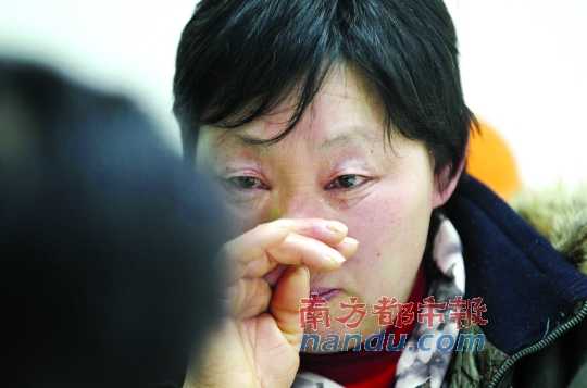 　　聽聞判決結(jié)果，被害人母親楊書會控制不住眼淚。南都記者徐文閣攝