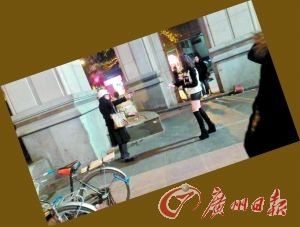 黑衣女拿著剪刀指著“保時(shí)捷女孩”。
