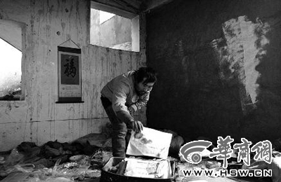 　西安市解放路與東大街十字西北角的一棟待拆遷的樓房中，陳露山整理自己每天看的報(bào)紙