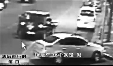 事發(fā)現(xiàn)場(chǎng)監(jiān)控錄像顯示，白圈內(nèi)的被害人老丁，正在牧馬人越野車旁收費(fèi)。 圖片來自電視截圖