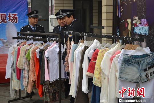 警方展示的部分被盜服裝。　宋立超　攝