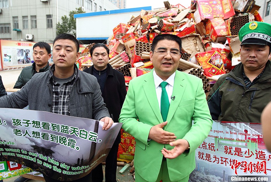 陳光標(biāo)街頭宣傳環(huán)保 污染企業(yè)主自扇耳光