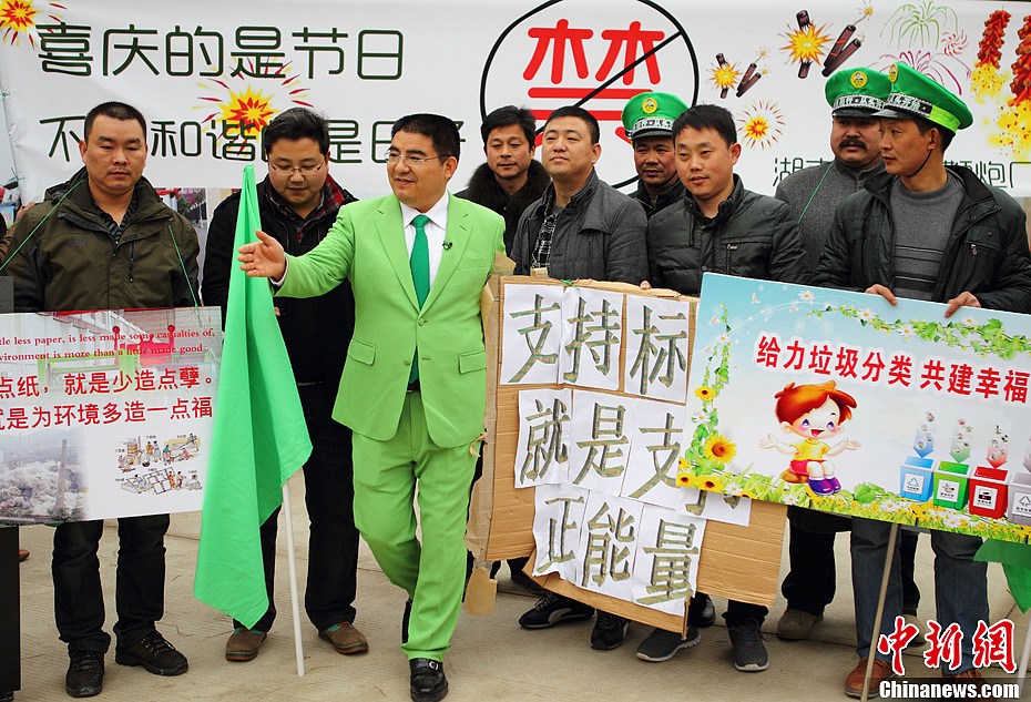 陳光標(biāo)街頭宣傳環(huán)保 污染企業(yè)主自扇耳光
