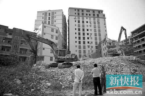 在無數(shù)次專項(xiàng)行動(dòng)和強(qiáng)拆風(fēng)暴的背后，是衍生出的各色潛規(guī)則。