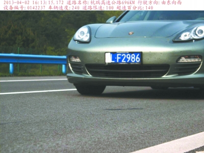 　保時(shí)捷飆車被拍瞬間。湖北省高警總隊(duì)供圖
