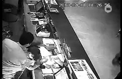 第三名白衣男子沖進柜臺內(nèi)對女服務(wù)員一頓拳打腳踢。