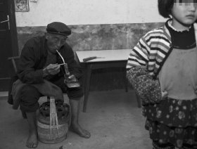 男子因無(wú)錢(qián)給女兒交學(xué)費(fèi)持仿真手槍搶劫(圖)