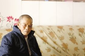 4月15日，劉爹爹的一只眼睛上有明顯的淤青。