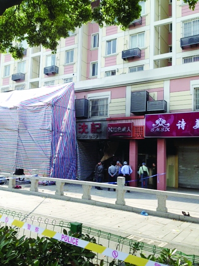 警方勘查事故現(xiàn)場(chǎng)。