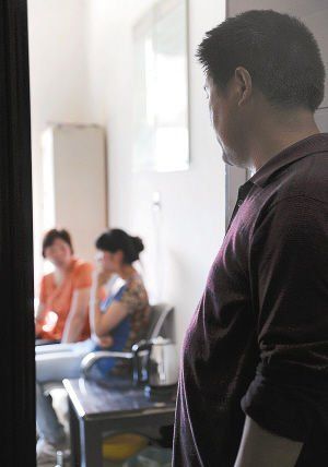 妻子在房內(nèi)勸說女兒時(shí)，楊師傅守在門外