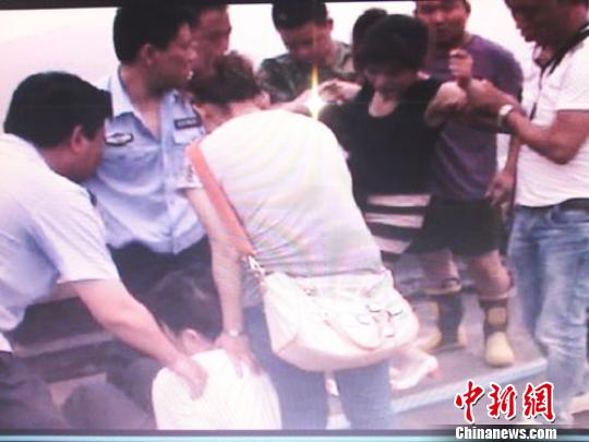 宗德宇緩緩靠近跳樓女子。　孫程　攝