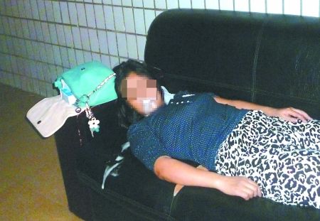 女子橫躺在沙發(fā)上口吐白沫。通訊員 康睿 記者 吳珊 攝