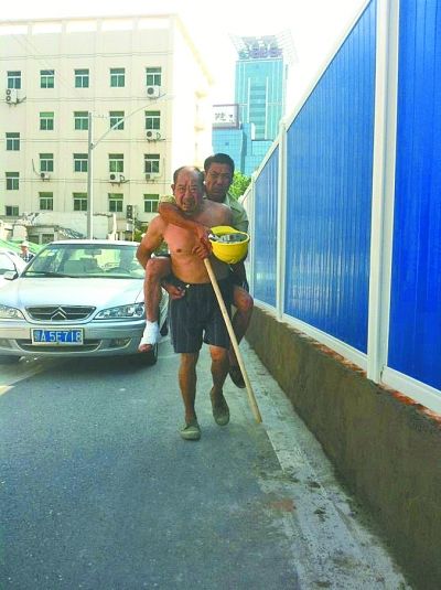 “謝謝，我們身上灰多，怕把車弄臟了”