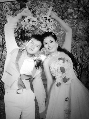 結(jié)婚照中的阿妮笑容燦爛，現(xiàn)實(shí)中，這對(duì)“跨國(guó)速成夫妻”還處在并不愉快的磨合過(guò)程中 本版均為資料圖片