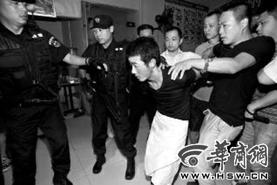 犯罪嫌疑人韓牙某圍著圍裙在廚房內(nèi)拉面，被民警抓獲 本報記者 鄧小衛(wèi) 攝