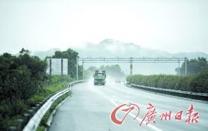 　當天事故發(fā)生的現(xiàn)場處于一個彎道，很多司機反映說來不及減速。