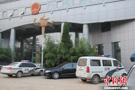 泊頭市人民法院院內(nèi)仍停有無(wú)牌制式警車，涉事人員與記者沖突地點(diǎn)僅距法院不足50米。穆玉良 攝