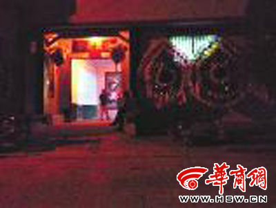 昨晚8時(shí)許，老人的大兒子的家正在辦喪事，屋外擺放著花圈 本報(bào)記者張超攝