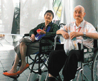 臺灣老夫妻“王爺爺”及“王奶奶”，雙雙失智，但兩人“即使遺忘了全世界，也不會忘了彼此”，片刻也不想分離，深厚情感令人感動。臺灣《聯(lián)合報》圖