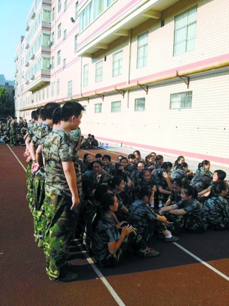 女孩們說，這道“人影陰涼”，為高中時代的記憶鑲上了一顆珍珠 網(wǎng)友供圖