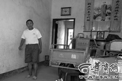 8月16日，在家中接受監(jiān)外執(zhí)行4年刑期的汪衛(wèi)國（化名）剛剛送走家訪的法官。
