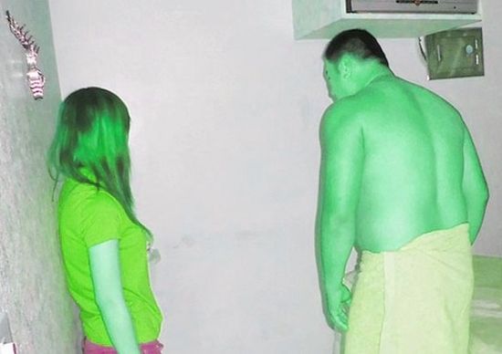 高雄黃姓男子(右)懷疑女友在“喇叭店”兼差，前往調(diào)查順便消費(fèi)時(shí)被警方逮個(gè)正著。(圖／東森新聞)