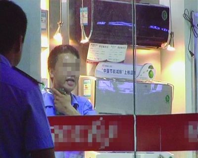 打劫男把玻璃片抵在脖子上，與民警對峙