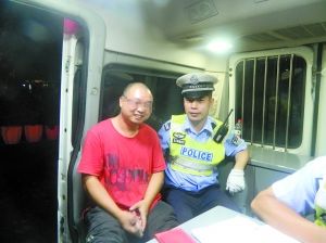 冉強(qiáng)開心地接受了民警的處罰和教育。高新區(qū)交巡警支隊(duì)供圖