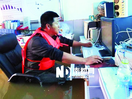 8月31日，黑龍江撫遠氣象局人員在工作中，洪水已將椅座淹沒。圖片來源：中國氣象網(wǎng)
