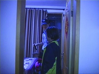 民警幫老人檢查沒(méi)發(fā)現(xiàn)有炸彈。