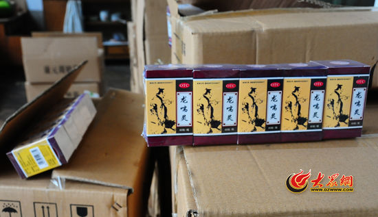 圖為民警現(xiàn)場(chǎng)被查獲的部分假藥。