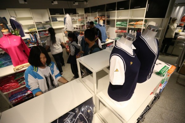 　9月12日，北京，十一學(xué)校在推出三大類、超過40款“最潮”校服，吸引學(xué)生搶購(gòu)。