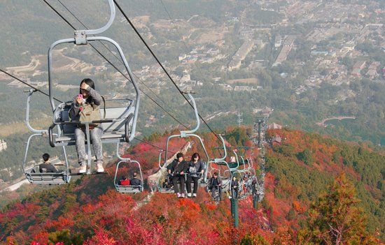 　香山公園“吊籃式”纜車除防護(hù)杠外，無(wú)其他防護(hù)措施。（資料圖）