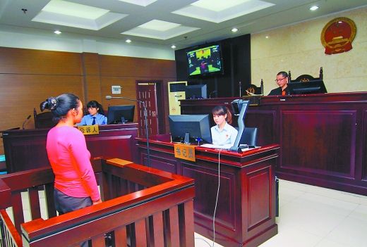    9月29日，萬州區(qū)人民法院，被告王桂娟（化名）在庭審現(xiàn)場。 重慶晨報(bào)記者 胡杰 實(shí)習(xí)生 黃敬坤 攝