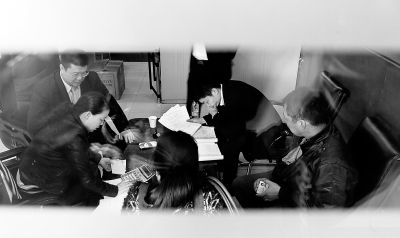 今天上午，喜隆多接待處內(nèi)，市場管理方與商戶核對租金和抵押金數(shù)目