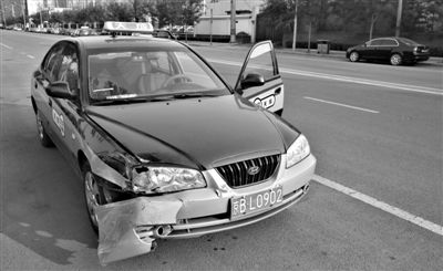 昨日，朝陽區(qū)林萃路，因連撞“克隆”車，的哥劉師傅的車輛受損送修。新京報(bào)記者 黃月 攝