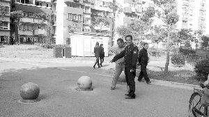 就為了搬這個石墩，男子打傷了兩個保安