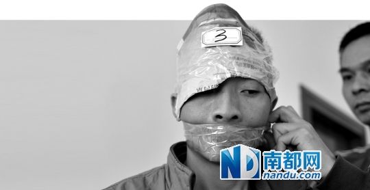 為了防止犯罪嫌疑人串供，民警用膠帶將犯罪嫌疑人的嘴封住。