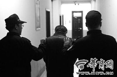 　昨日，西安市長延堡派出所，砍傷醫(yī)生的插隊患者已被警方控制 本報記者 張喆 攝