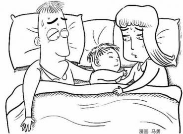 漫畫圖：男孩與父母同床睡。