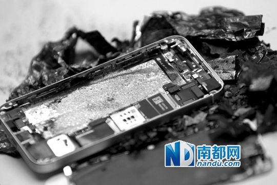 于先生的新iPhone5S手機直接“爆”廢。 南都記者劉有志攝