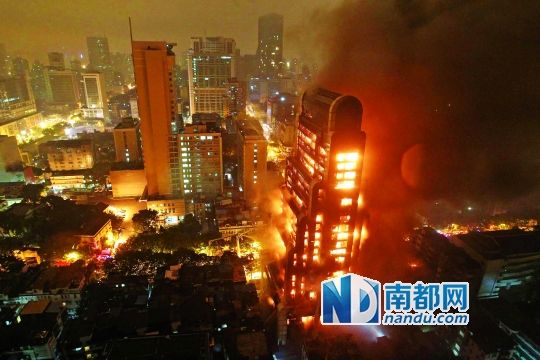 昨晚近7時(shí)，廣州越秀區(qū)起義路217號建業(yè)大廈發(fā)生火災(zāi)?；饎菝土?，將整棟大樓都燒了個(gè)通透。