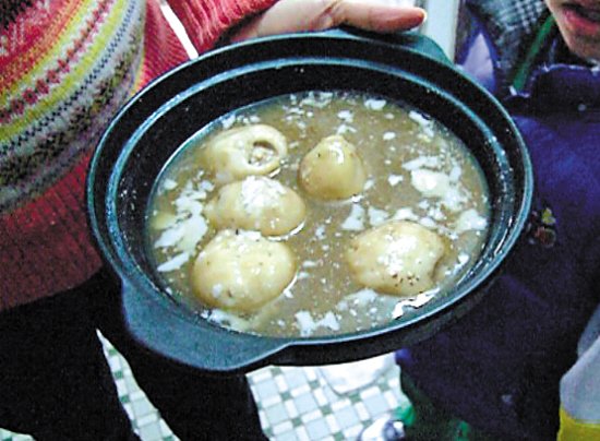 由于放置時(shí)間過(guò)久，鍋里的湯圓已經(jīng)非常大，湯圓皮上浮現(xiàn)很多白色物質(zhì)。