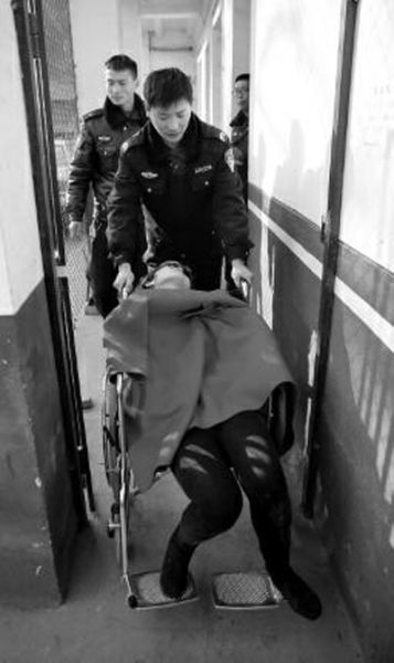 昨日，派出所民警帶女駕駛員賈某去醫(yī)院做檢查 記者 陳團(tuán)結(jié) 攝