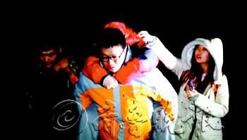 　途中女隊(duì)友小妮突發(fā)高燒，男隊(duì)員輪流背了她三個(gè)小時(shí)，直到網(wǎng)友開車來接