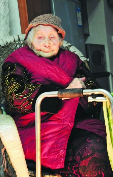 正在取暖的熊婆婆。見習(xí)記者 楊榮峰 攝